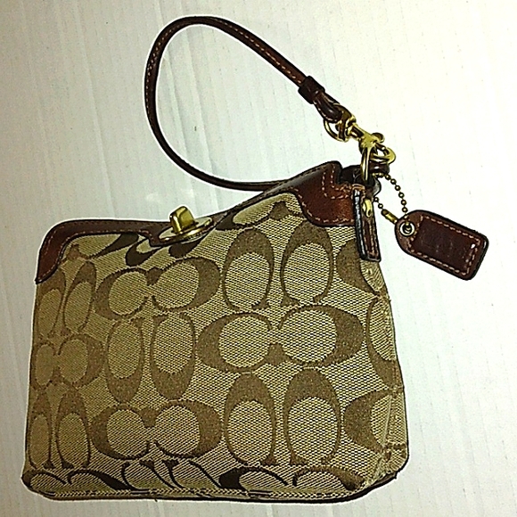 ☆Fabulous EUC COACH Signature Large Capacity Turnlock Baguette/Wristlet ☆ - Picture 7 of 16